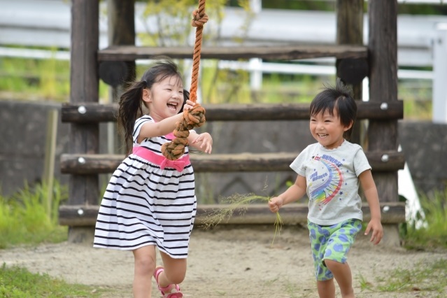 外遊びする子ども